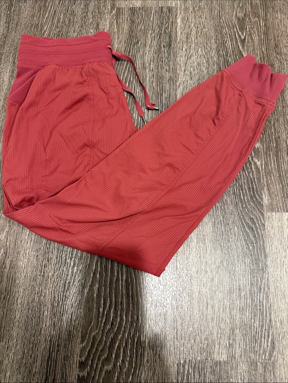 lululemon athletica Ribbed Jogger Pants in Deep Coral Red. Size - 8